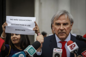 Asociación de funcionarios de Segpres y Segegob protestaron en La Moneda