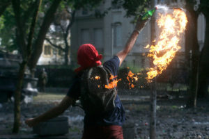 Informe policial: 39% de los detenidos por bombas molotov son menores de edad