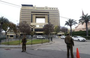 Rompen vidrios del salón plenario del Congreso en Valparaíso