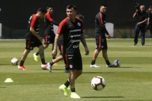 Medel y negativa a jugar ante Perú: 