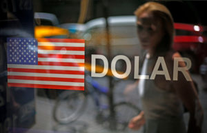 Valor del dólar llega a nuevo máximo histórico con peak sobre los $810