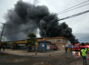 Suspenden clases en Lampa y Colina por incendio en fábrica de aceites industriales
