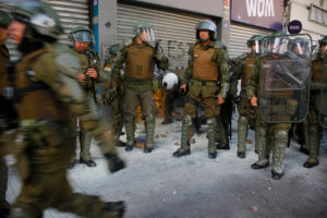 Carabineros enfrenta querella por homicidio frustrado contra trabajadora que recibió lacrimógena