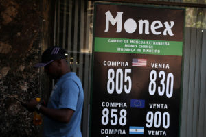 A quiénes beneficia y perjudica el alza del dólar