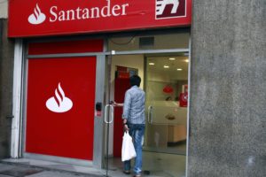Clientes de Banco Santander podrán compensar la huella de carbono asociada a sus transacciones