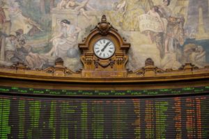 Bolsa de Santiago logra mínimo avance tras 