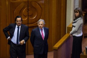UDI acusa ataque contra vehículos de senadores Iván Moreira y Víctor Pérez