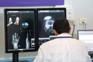 La gran barrera que impide solucionar el déficit de médicos en Chile