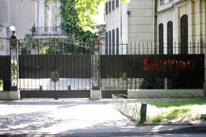 Así cubrieron los medios argentinos el ataque de manifestantes a embajada en Chile