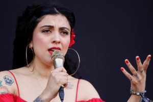 Incendios en Metro: Carabineros cita a declarar a Mon Laferte y asesor de fiscalía