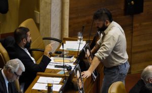 Gabriel Boric se va contra Hugo Gutiérrez por dudar de acuerdo constitucional