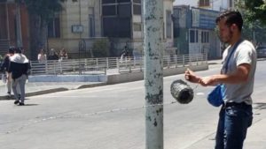 Justicia aplicó Ley de Seguridad del Estado a joven que instaló alambre de púas en la calle