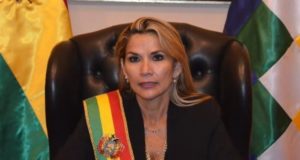 Presidenta interina de Bolivia nombra a su gabinete y Morales dice que regresará para 