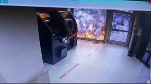 Detienen a jóvenes acusados de provocar incendio en sucursal bancaria en Providencia