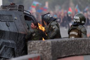 VIDEO+FOTOS | Impactante registro de carabineras quemadas con bomba molotov en Plaza Italia