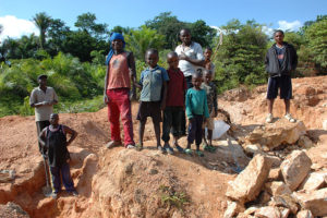 Trabajo infantil y jornadas de 12 horas: por qué el Congo no es mejor que Chile para invertir