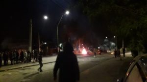 VIDEO | Vecinos se enfrentan a Carabineros en violenta jornada en Lo Hermida