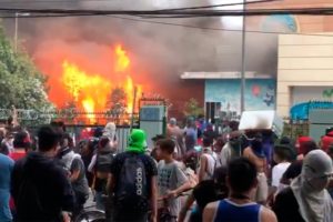 VIDEO | Saqueo e incendio en Mall Arauco Quilicura en medio de denuncia de torturas