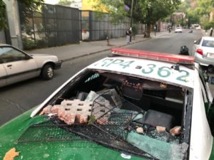 VIDEO + FOTOS | Turba ataca radiopatrulla de Carabineros en Recoleta: Jadue denuncia heridos