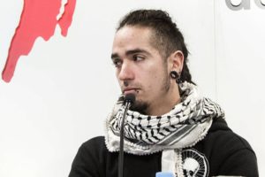 El drástico cambio de imagen del chileno anarquista Rodrigo Lanza, juzgado por homicidio en España