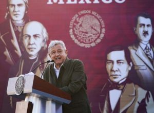 AMLO propone dar pensiones a indígenas tres años antes que a los demás mexicanos y la oposición lo califica de racista