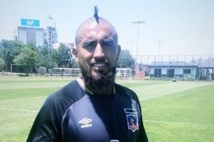 VIDEO | Arturo Vidal entrena con los juveniles de Colo Colo en el Monumental