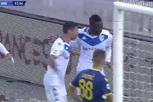 VIDEO | Mario Balotelli lanza un pelotazo a los hinchas tras recibir insultos racistas