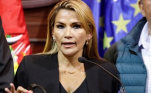 Presidenta interina de Bolivia cancela viaje por temor a un atentado