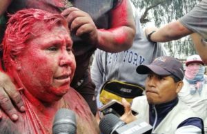 Bolivia: manifestantes opositores agreden a alcaldesa oficialista y queman municipio