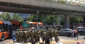 Masiva manifestación se registra en las afueras del Costanera Center