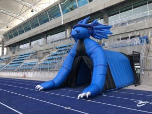 Deportes Iquique presenta su nueva manga inflable de dragón para el Tierra de Campeones