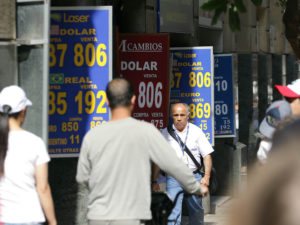 Alza del dólar: cómo golpea el día a día de los chilenos
