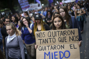 Francia anuncia 40 medidas para frenar femicidios