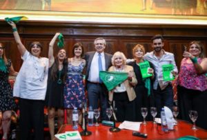 Presidente electo de Argentina enviará proyecto de despenalización del aborto