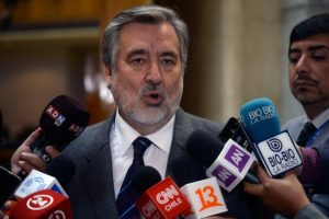 Críticas de la oposición e indignación de Chile Vamos: las respuestas a Alejandro Guillier por pedir renuncia de Piñera
