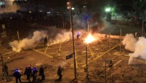 Policía de Hong Kong amenaza con utilizar balas reales para 