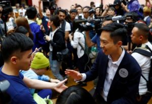 Con récord de participación, prodemócratas arrasan en las elecciones municipales de Hong Kong