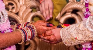 India: pareja huyó de su aldea para casarse y su familia los mató a pedradas