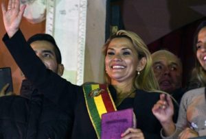 Bolivia expulsa a 725 cubanos