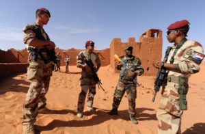 Mueren 13 militares franceses en choque de helicópteros en Mali