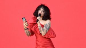 El silencio de Mon Laferte tras acusar a carabineros y militares de incendiar el Metro