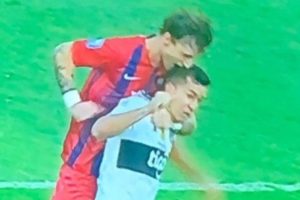 VIDEO | Insólito: jugador mordió la cabeza de un rival en pleno clásico paraguayo