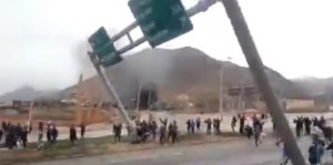 VIDEO | Manifestantes derriban pórtico y cámara de televigilancia en Antofagasta