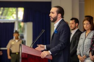 El Salvador expulsa a diplomáticos venezolanos y Maduro los trata de 