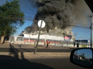 FOTOS + VIDEOS | San Bernardo: gigantesco incendio afecta a supermercado mayorista