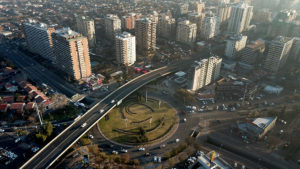 Patrimonio inmobiliario: mientras Europa elimina el impuesto, Chile busca reponer ley de 1968