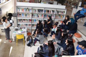 Los detalles del encuentro de la escritora española Cristina Bou con estudiantes de Constitución