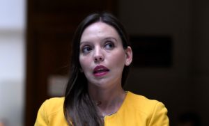 Piden a Comisión de Ética pronunciarse por denuncia contra Camila Flores