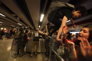 Metro: tres detenidos por evasión y daños en estación República