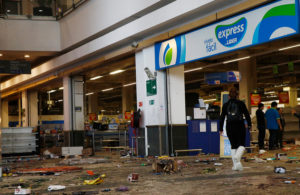 Walmart reubica a más de 4 mil trabajadores de locales destruidos y anticipa despidos